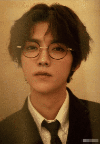 胡歌终于对锡纸烫下手了与鹿晗同款却一点也不娘