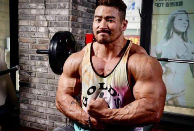 240斤肌肉野兽,19岁健身21岁拿职业卡,却被一口饭噎死了