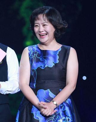 54岁鞠萍发福严重,穿蓝色裙肚上赘肉太明显,外翻烫发太显老_腾讯新闻