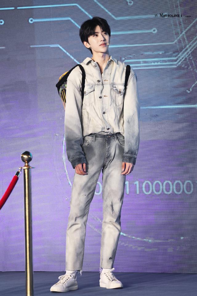 下半身的蔡徐坤搭配的是同款牛仔裤,裤子与上衣的整套搭配给人视觉上