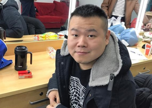 岳云鹏老婆剃了光头动手术,在医院微笑自拍,身旁不见老公陪伴