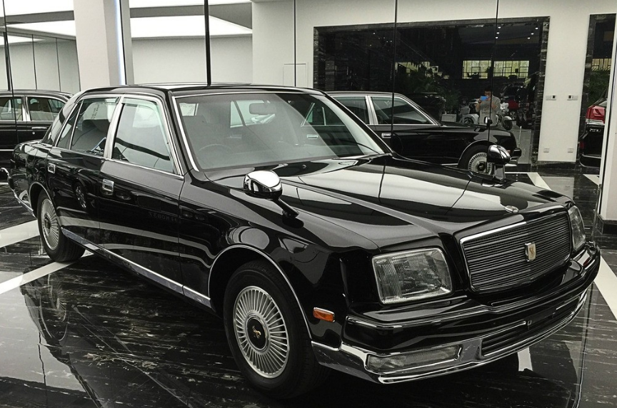 见过带凤凰的丰田吗?看着像是老爷车,但路上遇到了可得躲着走!