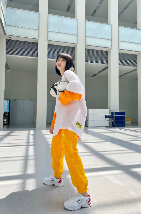 fil小白知名时尚博主亮色衣服更显眼领你感受四季气息