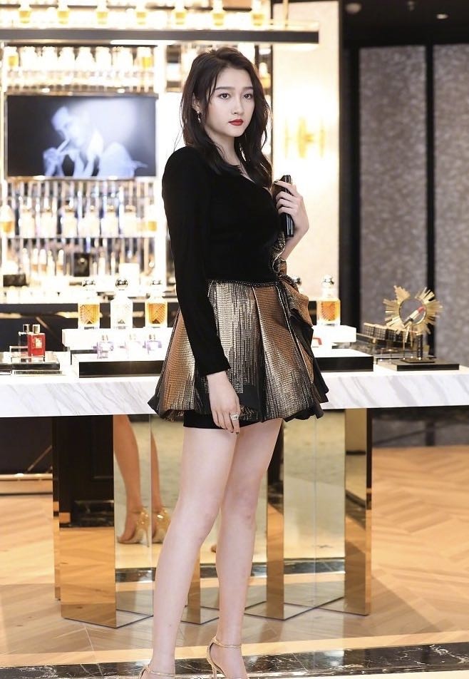 关晓彤时髦新穿搭?"安全裤"长过蓬蓬裙,细长美腿依旧养眼