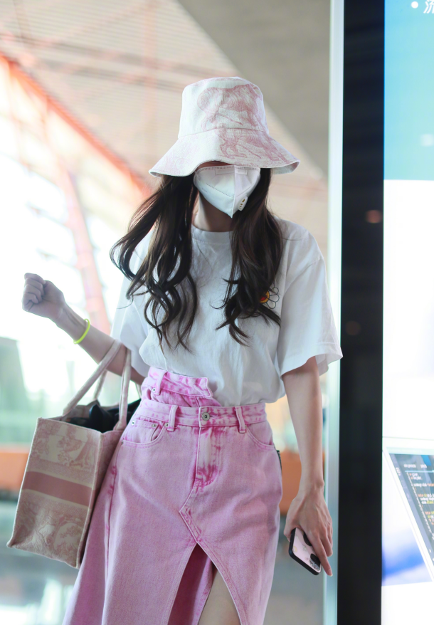 杨颖的牛仔裙也太潮了一边长一边短还能凹出小蛮腰也是厉害