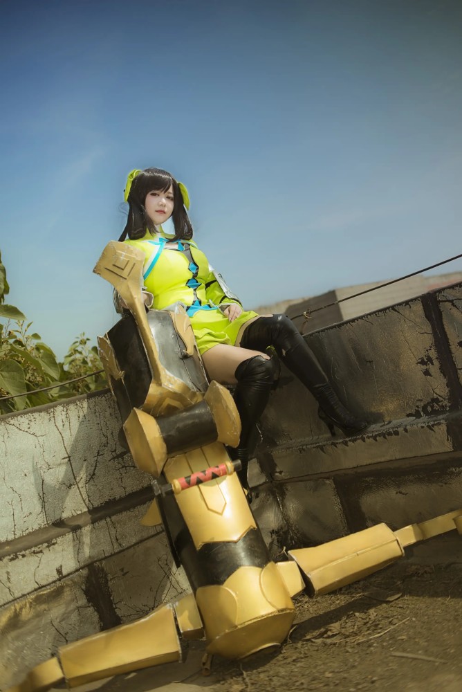 小姐姐cos孙尚香,小姐姐颜值太美了,就是这武器有点随意!