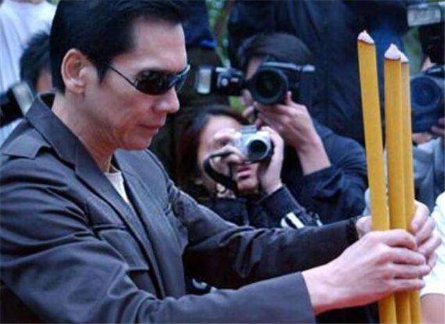 年轻的时候似乎总是不把生命当回事,李泰龙更是拿生