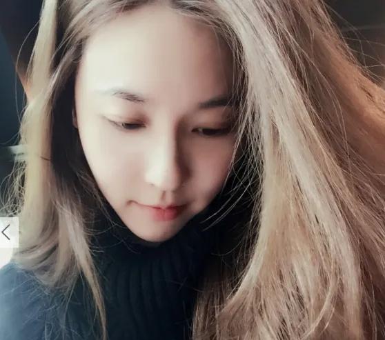 但是这时34岁的吴佳尼并没有死心,而是更加的坚强了起来,不但要抚养