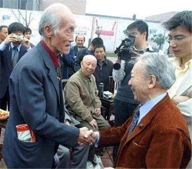 老鬼子老八路见面:60年前战场上你死我活,60年后拥抱在一起