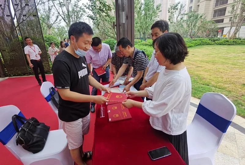 扬州诞生首批"交房即发证"的业主!