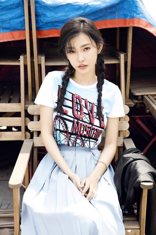 被王晶发掘时才读大二,拍3部电影狂捞26亿,今成"最美晶女郎"!