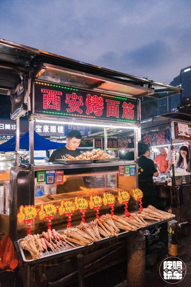 西安烤面筋和铁板鱿鱼一样,简直是每个夜市和小吃街的标配!