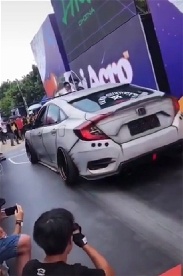 "末日版"本田思域,大陆首台,尾灯贴膜,外观和报废车没区别