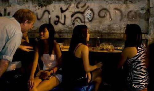 中缅边境夜市上,街边有很多缅甸姑娘,她们这是在干什么?