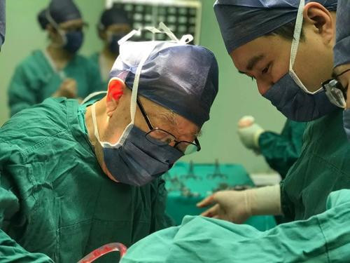 吴孟超:90多岁每天做3台手术,一根"特殊"手指,令人心生敬意_腾讯新闻