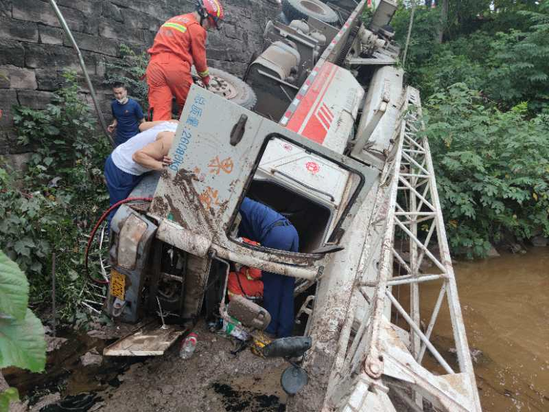 蓬安重型吊車為避讓老人發生側翻消防員及時救援