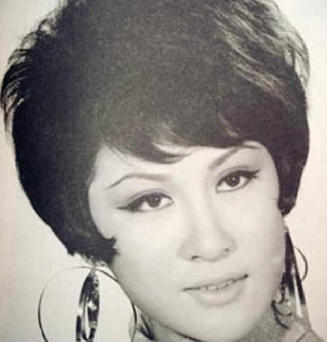 1973年,李小龙死在丁佩床上,向华强坚持娶她,为何又被陈岚夺爱