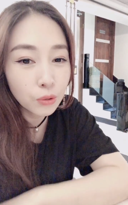 希望樊少华早点拍完戏,回家和妻子女儿团聚呀!