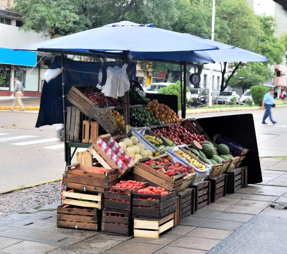 连线insight采访了多位摊主,有人受到疫情冲击,盘下的门店因没有收入