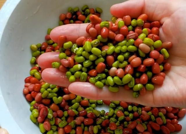 2,冷水下入泡好的绿豆红豆,在加入一点去核的大枣,大火烧开后煮20分钟