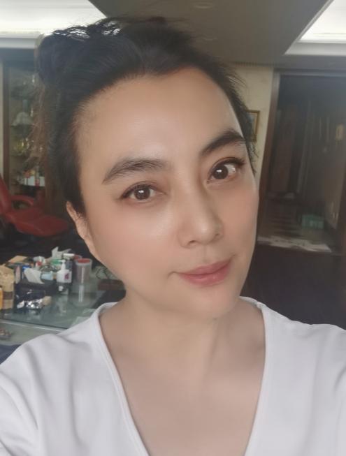 57岁李玲玉晒近照坚持运动爱喝红酒驻颜有术颜值依旧在线