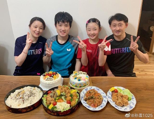张本兄妹同天庆生,父母穿情侣装出镜,全家入籍日本立誓击败国乒
