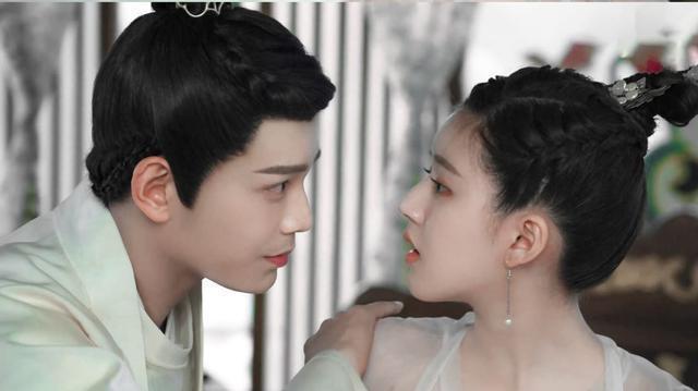 丁禹兮|时尚晚宴变乡村风？赵露思造型不佳被艳压，丁禹兮生图精修差别大