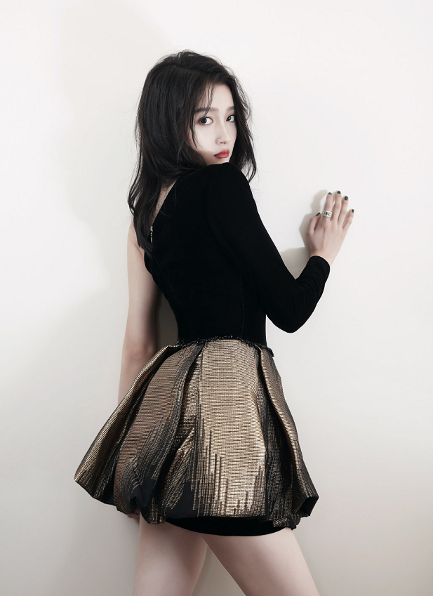 齐关晓彤齐肩卷发搭配黑金斜肩连衣裙,优雅又大气,充满魅力!