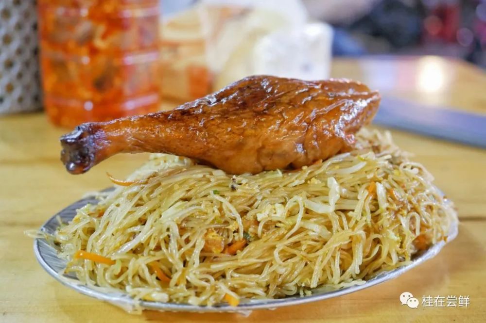 一份炒粉还不能满足味蕾,忍不住加了隔壁烧鸭摊的鸭腿.