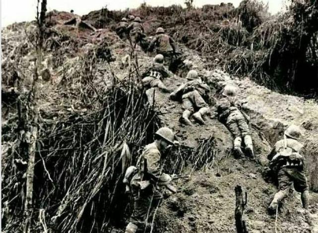 如何攻打越军阵地,老山突击队有办法,用喷火器手榴弹歼灭敌人