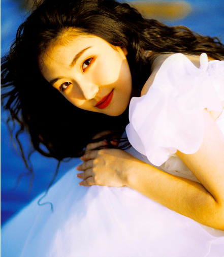 作者:夏羽墨原创作品,未经授权,不得转载拿到婚纱照的第一时间,小妮