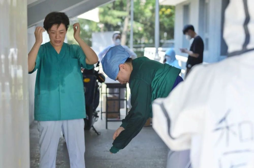 关键时刻关键时刻，他们再次逆行，炸酱面加油！