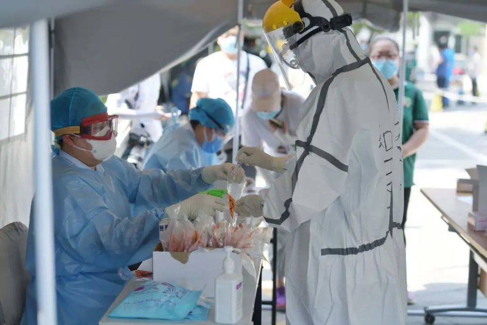 关键时刻关键时刻，他们再次逆行，炸酱面加油！