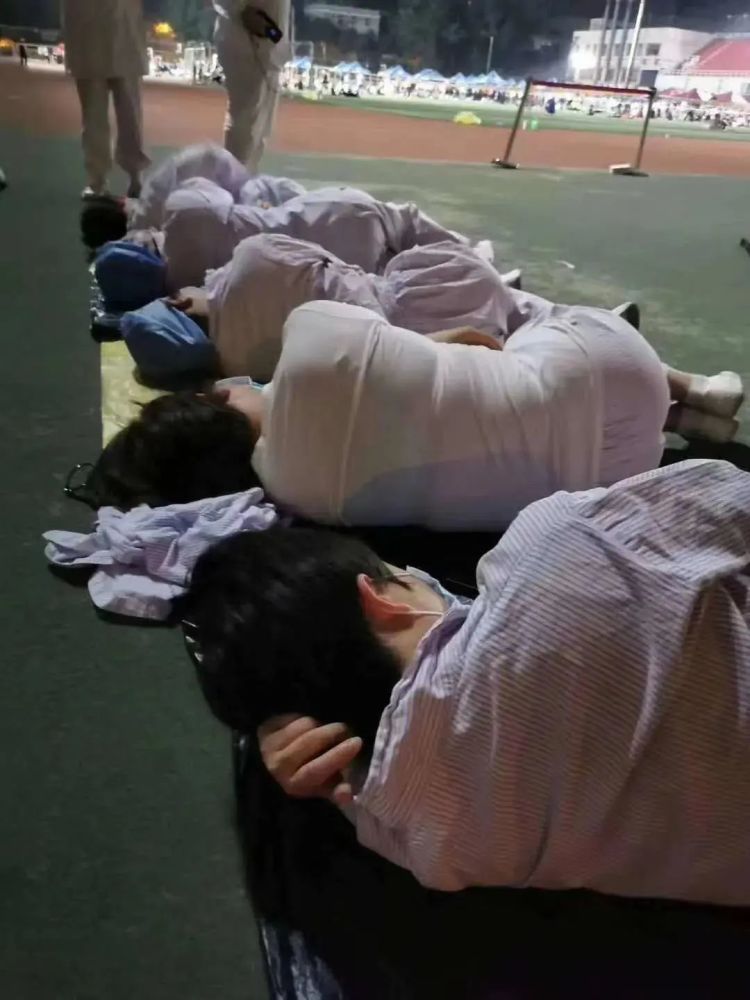 关键时刻关键时刻，他们再次逆行，炸酱面加油！