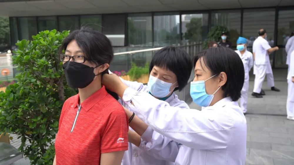 关键时刻关键时刻，他们再次逆行，炸酱面加油！