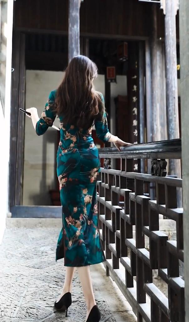 图上这位美女光从背影上看,就有着当代都市丽人的优雅.