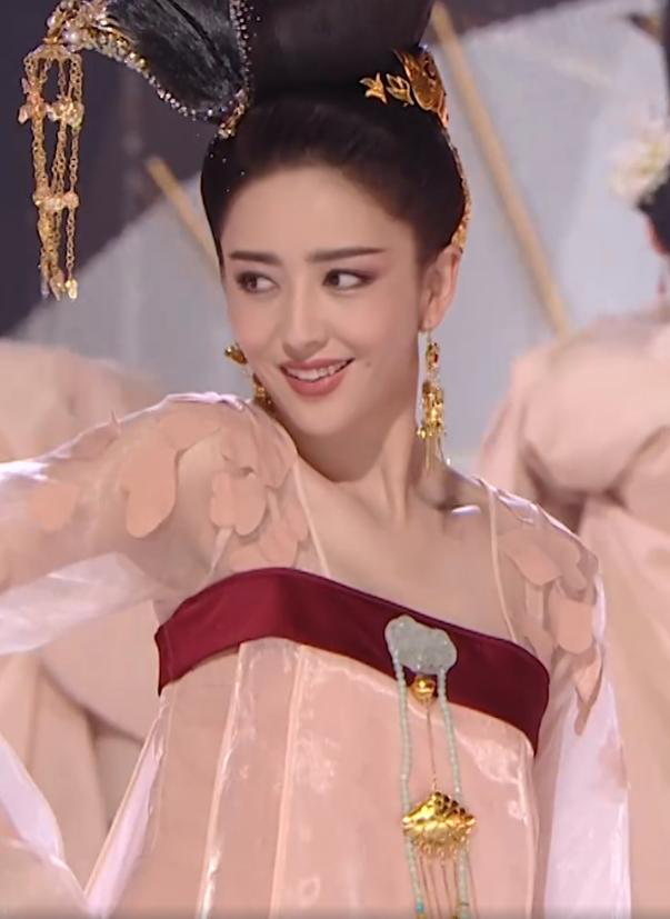 佟丽娅唐装跳舞照火了!镜头拉近看清皮肤,丝毫不敢相信她36岁了