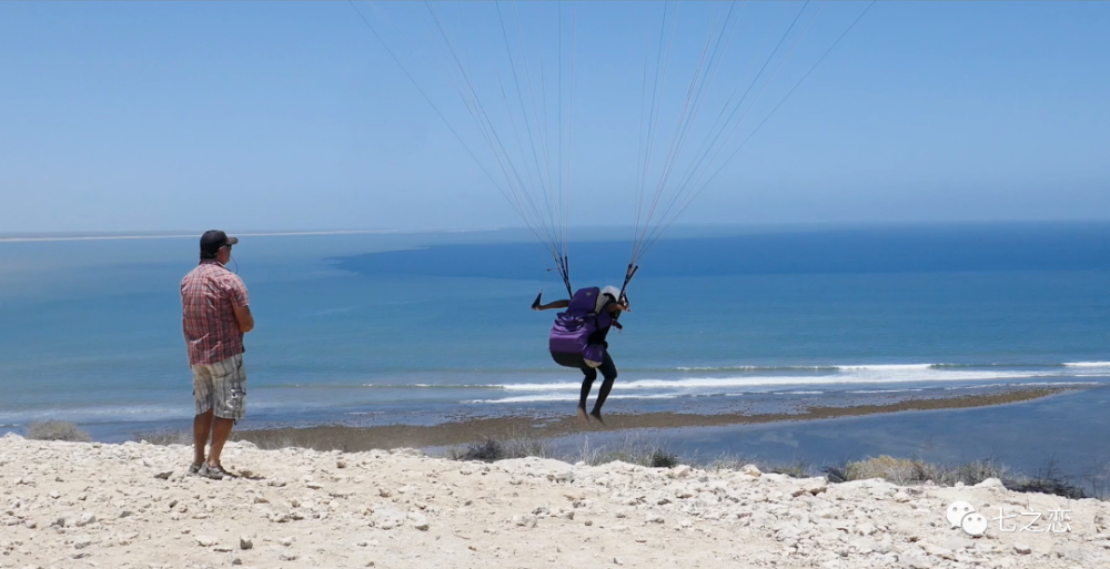 滑翔伞的温情与力量飞翔的小孩