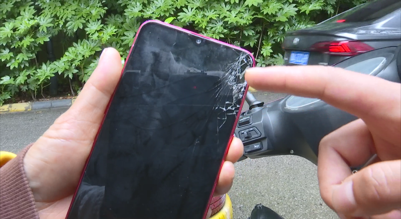 单亲妈妈送外卖手机被摔坏无法接单手机是我和我女儿的饭碗