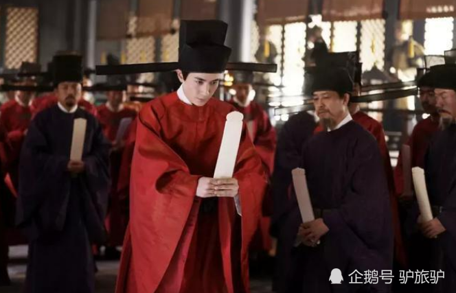 古代大臣上朝时手上为什么会拿笏板它的具体作用是什么