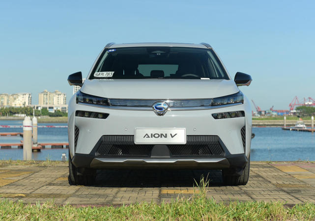 外观设计:aion v沿用了最新aion家族式设计语言,封闭式造型的车头凌厉