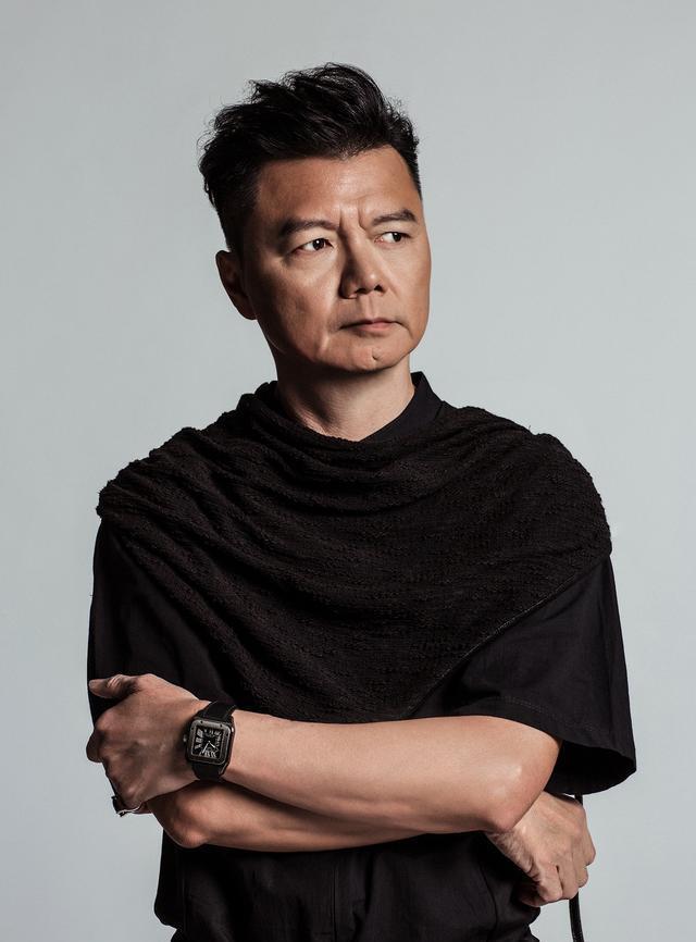 艾威原名徐威信,79年加入无线,一直沿用真名,九十年代初拜关海山为师