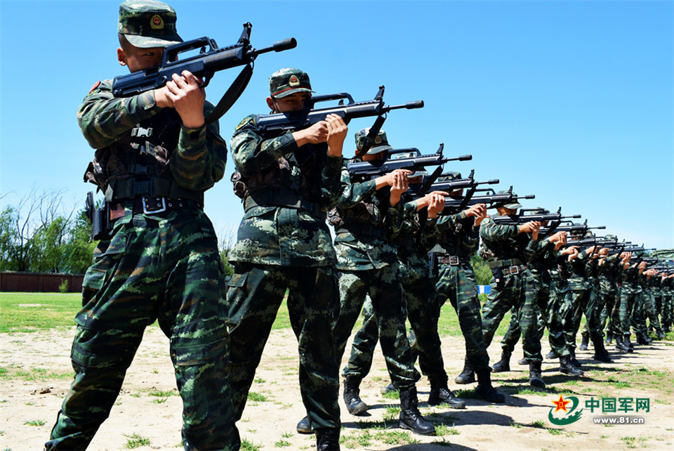 炎炎夏日,直击特战队员烈日下"奔袭"_腾讯新闻