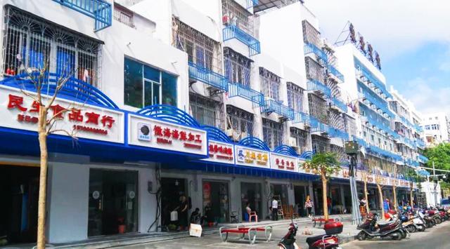 西安多家店铺统一被换黑底白字招牌网友吐槽不吉利有关部门审美需重修