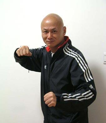 元华,林正英等等,都是杂家派,系统性并不强,实战能力不是看电影谁肌肉