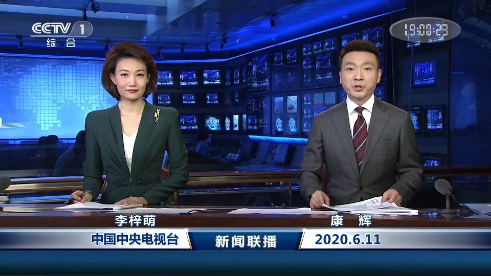 何岩柯|央视最帅的80后新闻主播何岩柯，这颜值和资历完全可以考虑接郭志坚的班