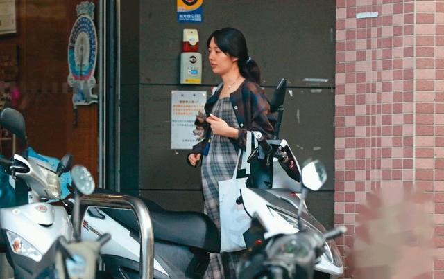 郭碧婷|孕妇郭碧婷剪利落短发留台待产，抱狗狗出镜脸上露久违笑容