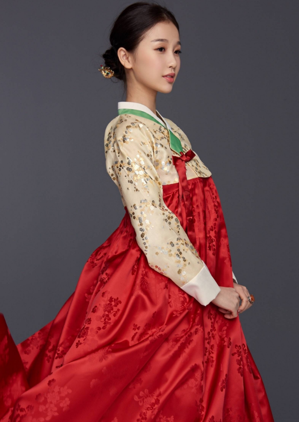 虞书欣为追星穿韩服,看到公开造型后,真以为就是韩国人