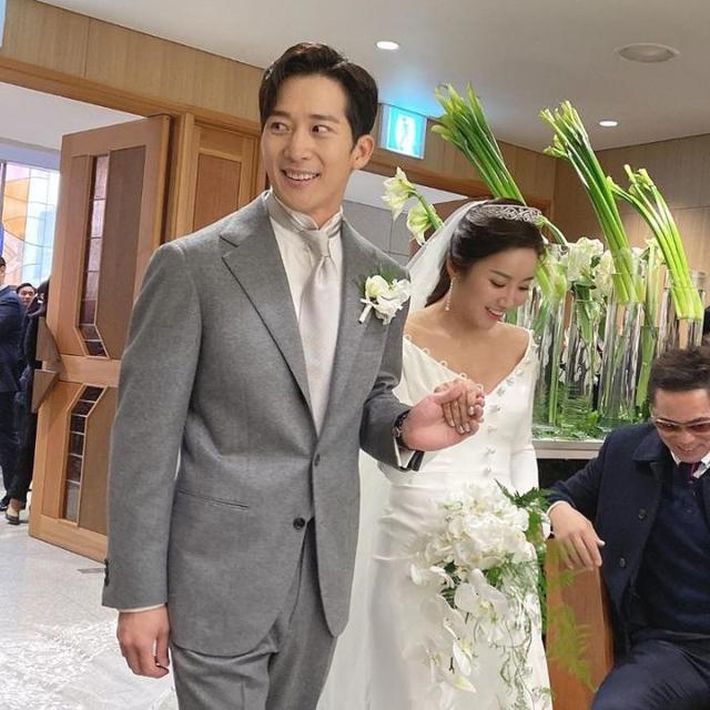 金泰希弟弟婚后公开秀恩爱李莞被手捧脸像小迷弟望着妻子满满爱意