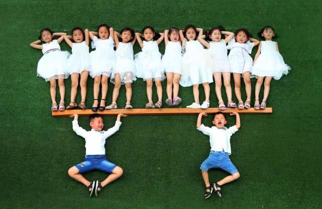 幼儿园毕业照创意摆拍小朋友完胜大学生解锁集体照正确姿势